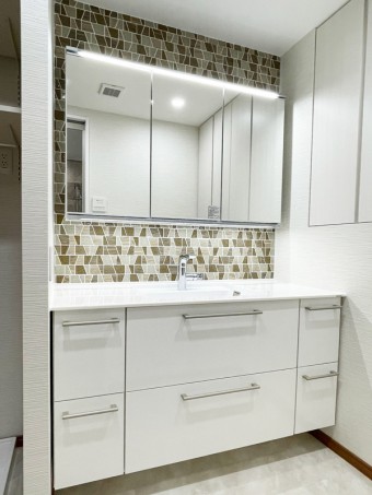 こだわりのクロスとタイルでスタイリッシュで落ち着いた雰囲気に　港区I様邸